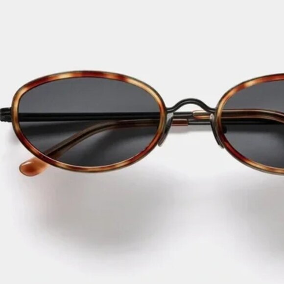 VEHLA reign oval Tortoiseshell Sunglasses NIB - Picture 2 of 2